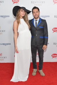 Meagan-Camper-showed-off-her-baby-bump-when-she-Pete-Wentz-walked