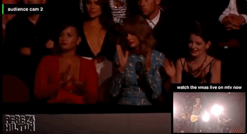 taylor-swift-demi-lovato-clapping-to-5sos(1)