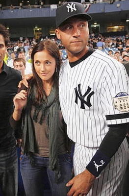 Jeter walks with girlfriend Kelly at Yankee Stadium after final game